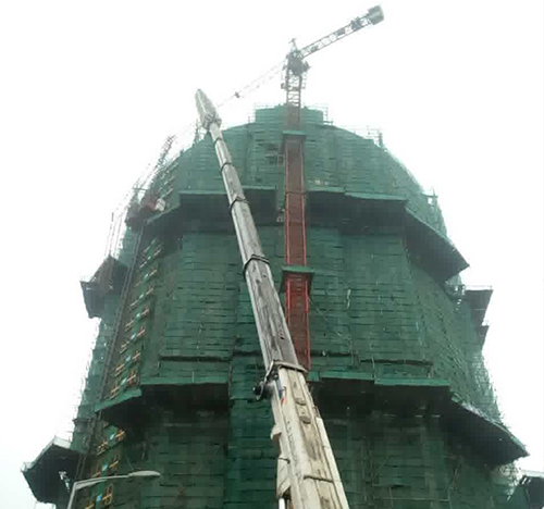 怀来吊车在工地上作业